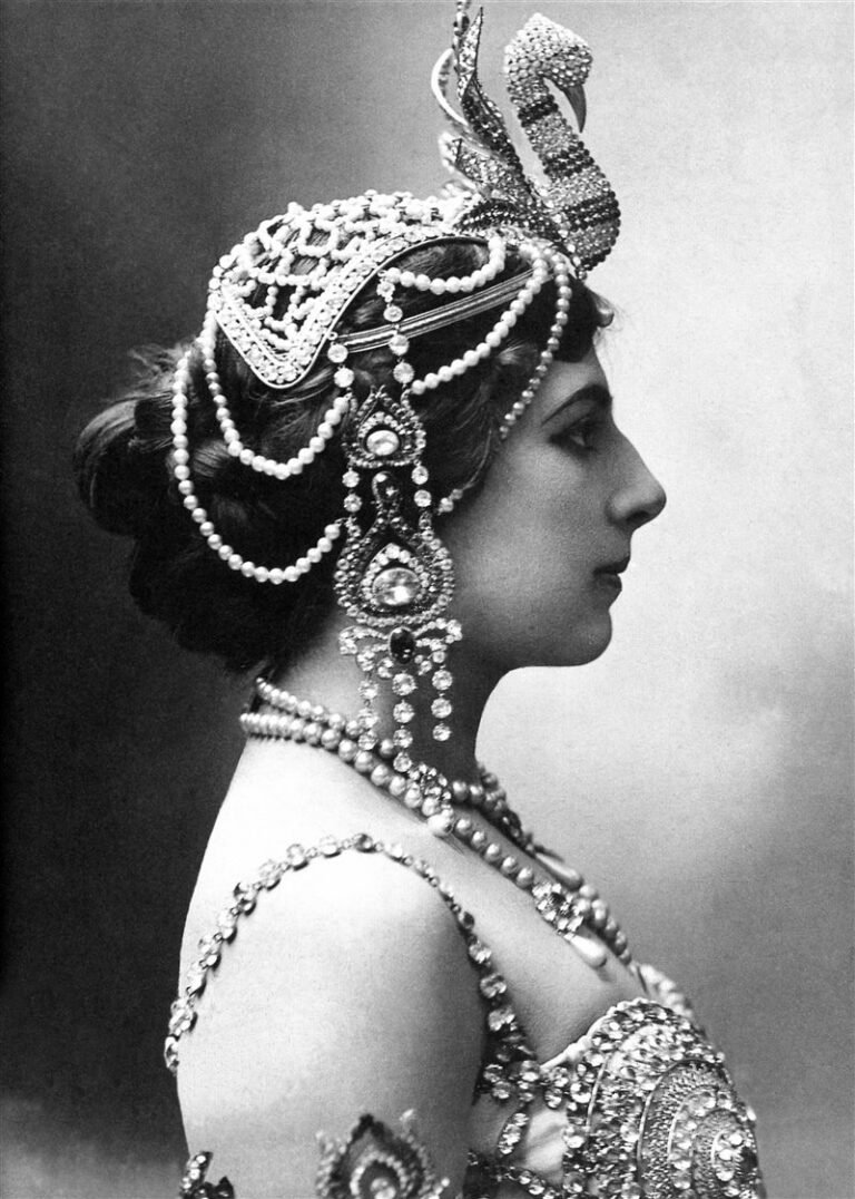 Nace Mata Hari (Margaretha Geertruida MacLeod)