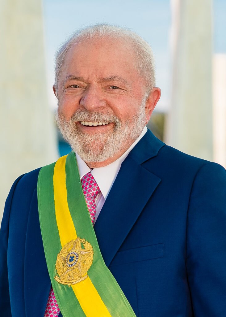 Luiz Inácio Lula da Silva asume por primera vez la presidencia de Brasil.
