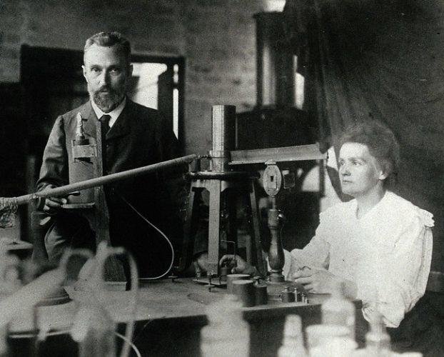 Marie y Pierre Curie aíslan el radio (1902)